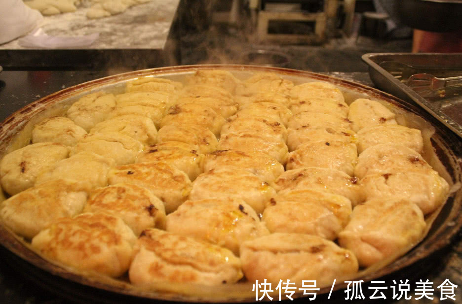 水煎包到底是怎么做的色泽金黄，入口酥脆，看都能看饿