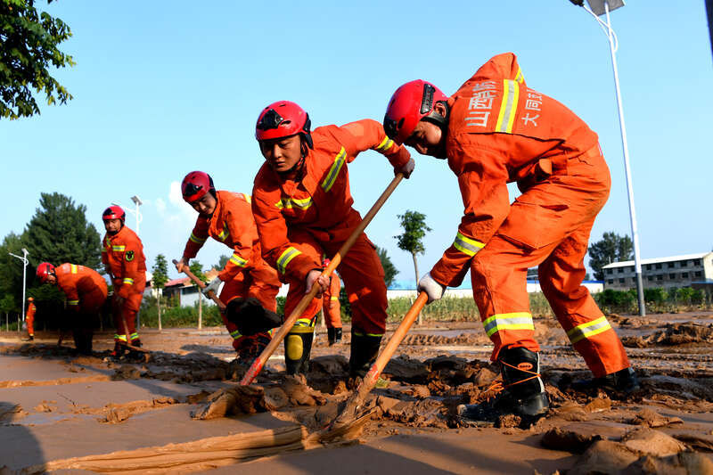 山西消防|助力灾后重建 晋豫消防救援人员联合清淤
