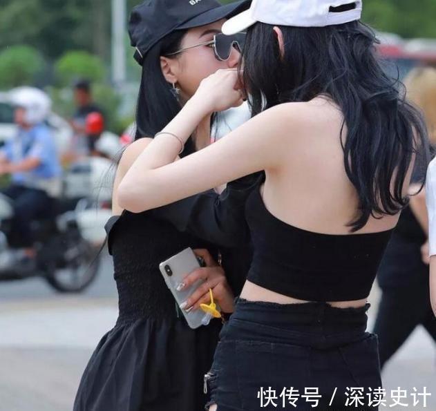 挂脖衣 黑色短款挂脖衣搭配超短牛仔裤,时尚优雅,清新自然