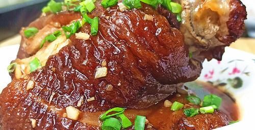 年夜饭“虎皮肘子”怎么做好吃？记住这2个诀窍，口感软烂味香