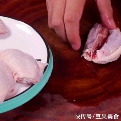 搅拌均匀|正宗地道的蒜香鸡翅做法，速来围观