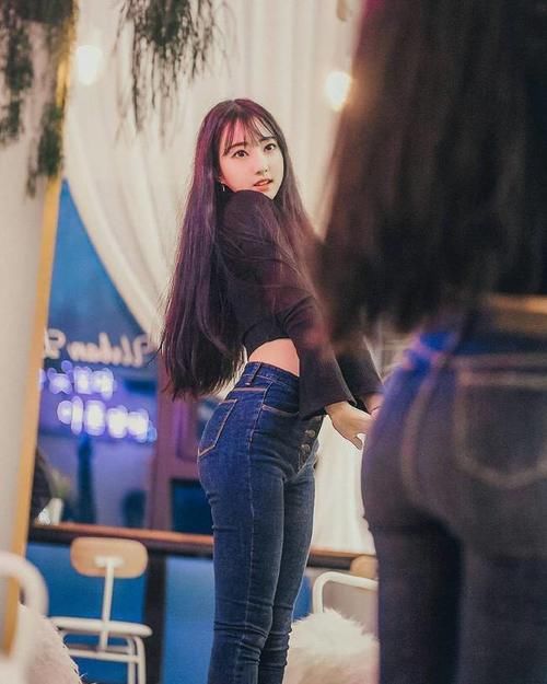 高跟鞋|小姐姐紧身牛仔裤的搭配风格，尽显优雅线条，女人味十足！