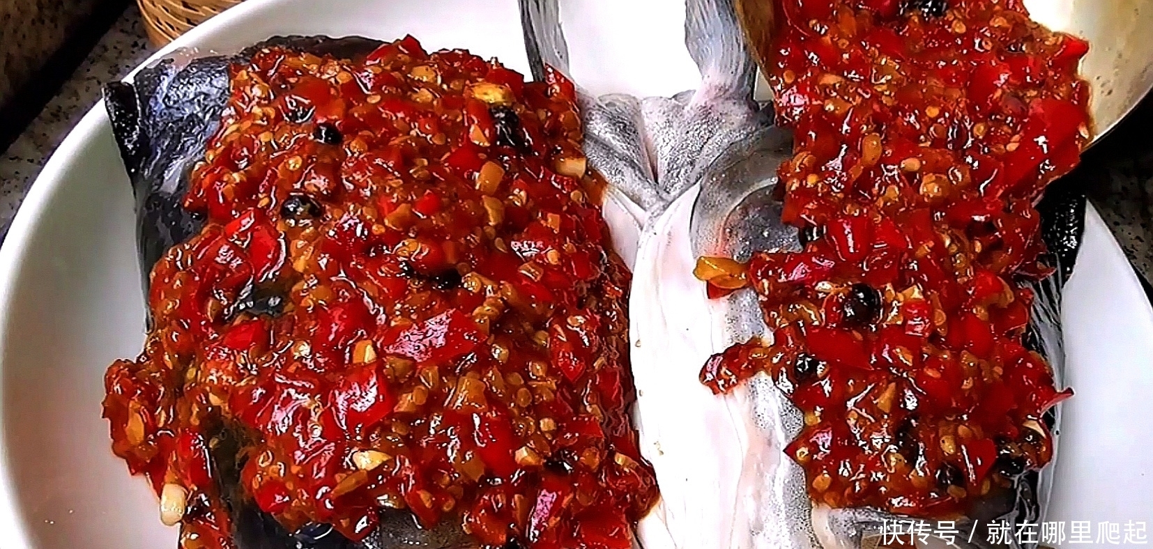 正宗“剁椒鱼头”做法,步骤讲解很详细,味道太完美