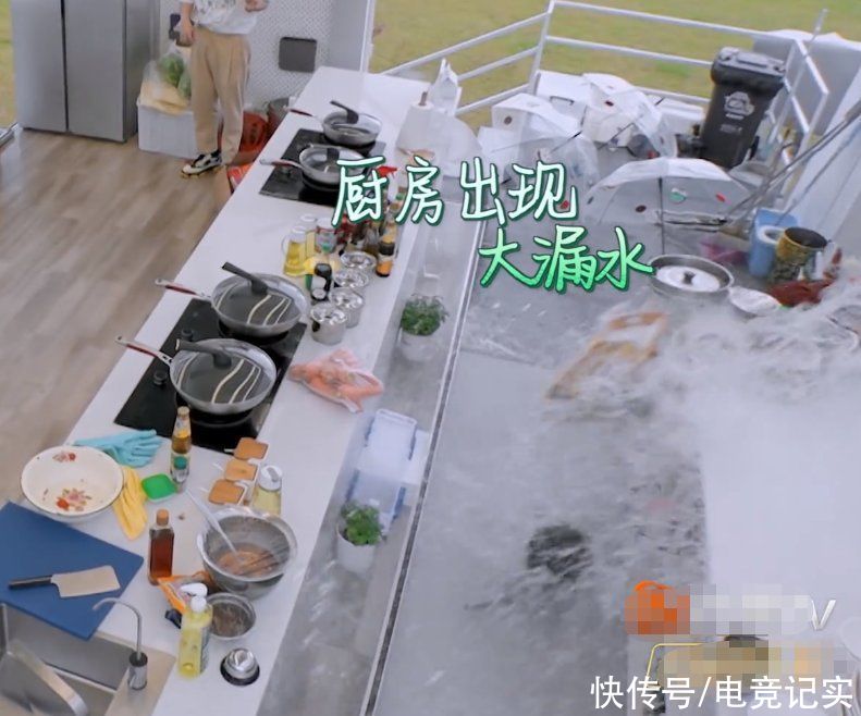 廚房|《中餐廳》廚房房頂坍塌后，龔俊因地滑摔倒，安全隱患令人擔憂