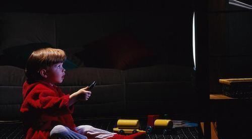 打骂|孩子晚上到点不睡觉,打一顿就好了?“无能”的父母才只会打骂!