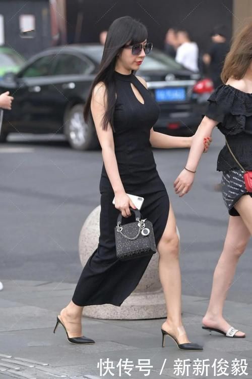 神秘感 美女黑色长裙搭配尖头高跟鞋,气质超群,穿出神秘感!