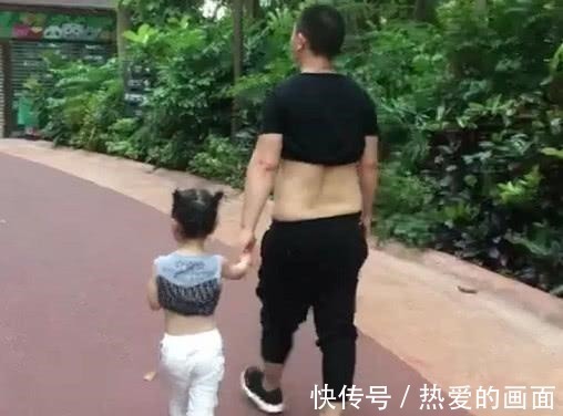 萌娃|“随性奶爸”带娃火了,萌娃跟在后面“捞衣服”的动作神同步