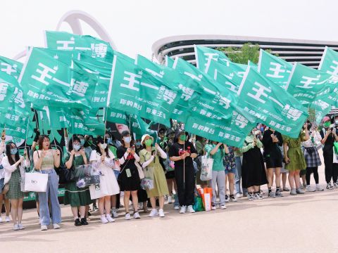 愛豆|樂華演唱會一片綠海，滿場都是王一博應(yīng)援色！不愧是樂華唯一TOP