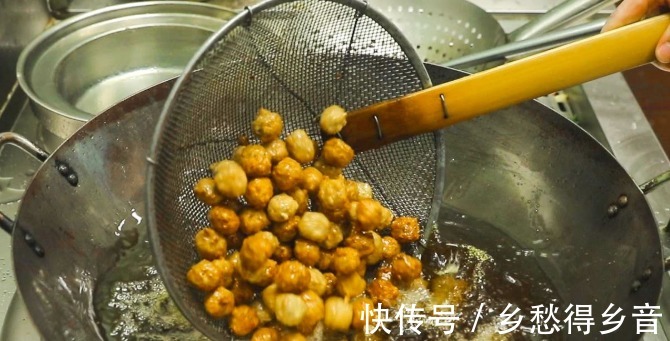 炸肉丸子,记住不放鸡蛋和面粉,教你正确做法,焦香酥脆不回软!