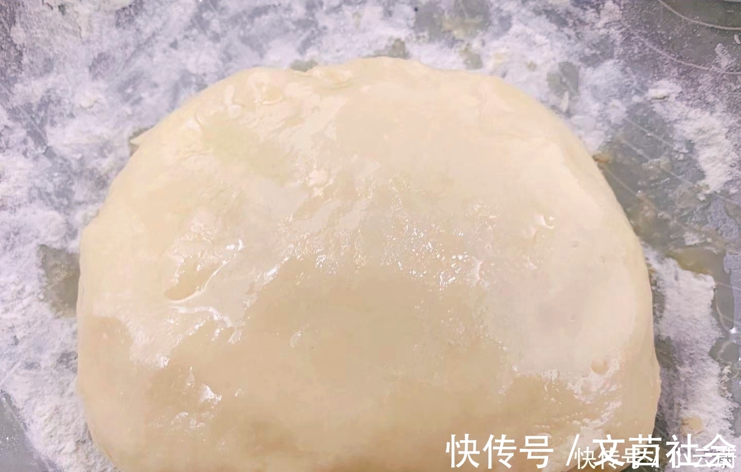 胡大厨|做韭菜盒子时,直接和面是大错特错!少了1步,难怪皮又硬又厚