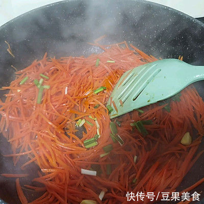 好吃|快手菜：不加肉的香葱胡萝卜丝也是可香可好吃的