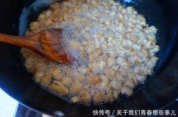 洁白|熬猪油时,只会加盐还不够!多加3样,猪油洁白香浓,放1年不会坏