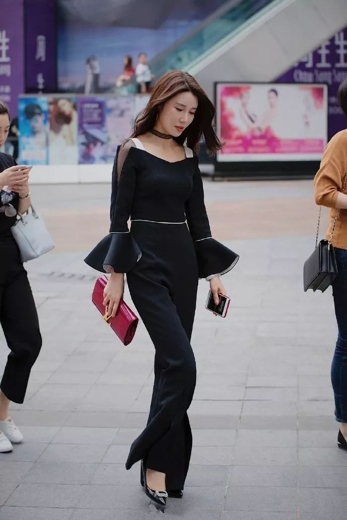 街拍：风度翩翩的美女，身穿粉色套装，尽显优雅的时尚风采