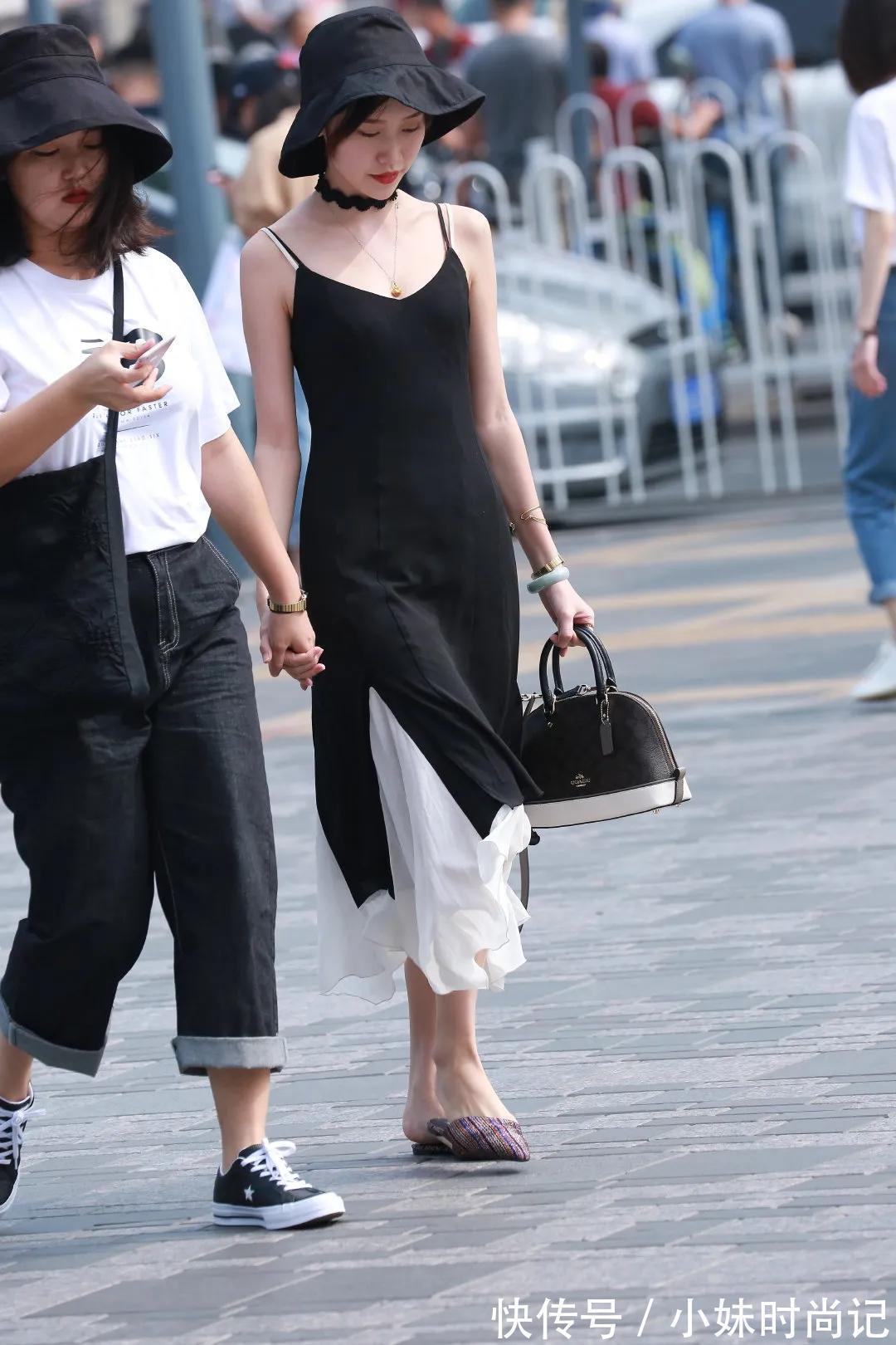 街拍 街拍:漂亮闺蜜手牵手