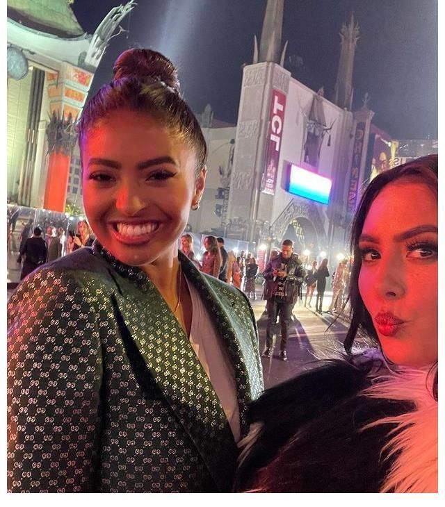 大长腿|科比妻子女儿闪耀红毯!瓦妮莎穿羽毛裙好奢华,女儿穿粉裙超模范