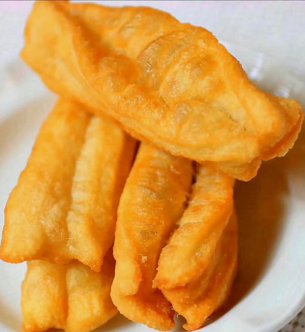 油条还在外面吃大妈教你配方和做法，3分钟学会，比外面的好吃