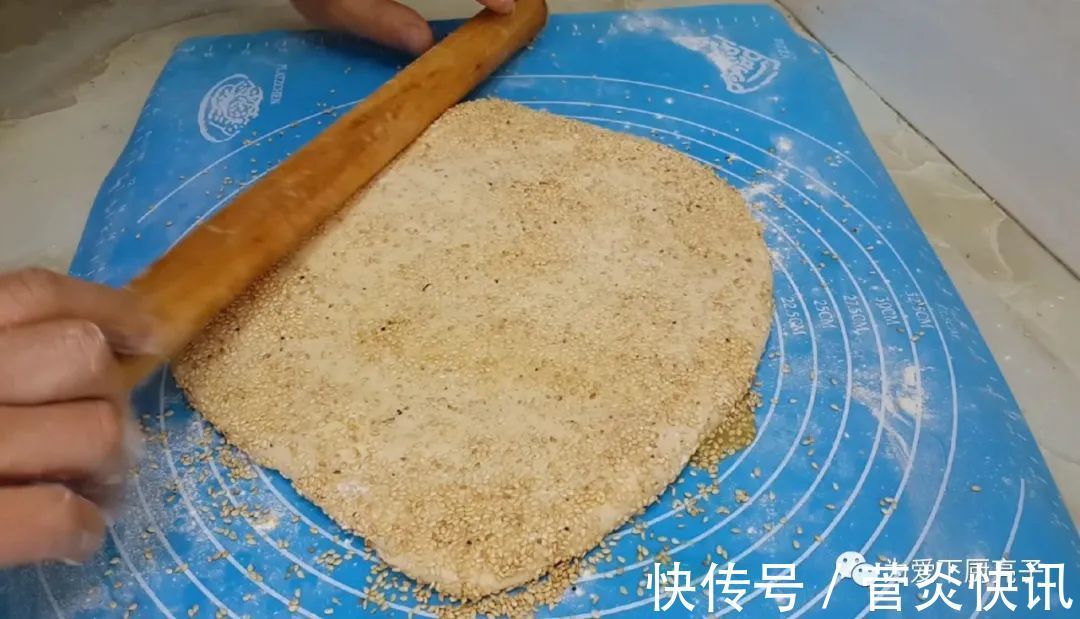 保鲜膜|在家自制烙饼做法，掌握佩服技巧，全家老少都爱吃，真的太好吃了