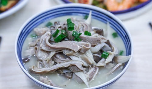 舅舅一家来做客,妈妈做了10道菜招待,大伙吃了都说好