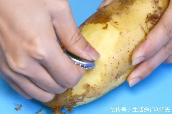 啤酒瓶盖变废为宝|在木棍上钉2个啤酒瓶盖,没想到还有这个妙用,学会受用一生!