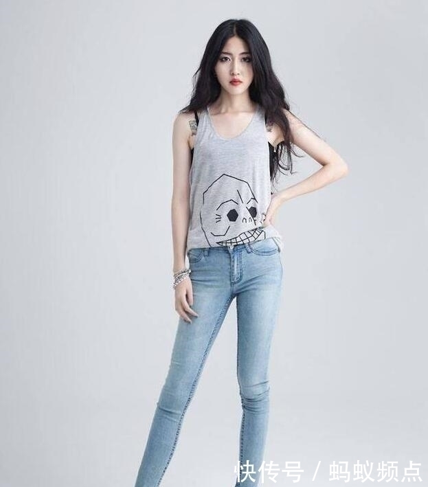 穿起来|活力十足的牛仔裤美女,气质出众,无论走到哪都是焦点