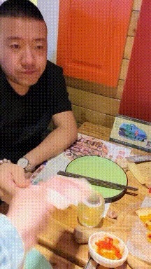 |搞笑GIF趣图我的迪迦不可能这样的! 小朋友看了瞬间心碎…