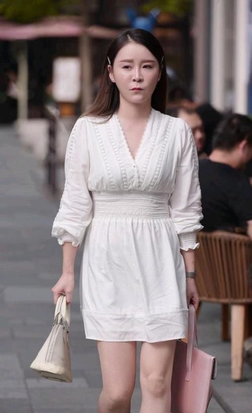 街拍 微胖美女穿搭白色束腰裙，款式简约大方，更显优雅气质