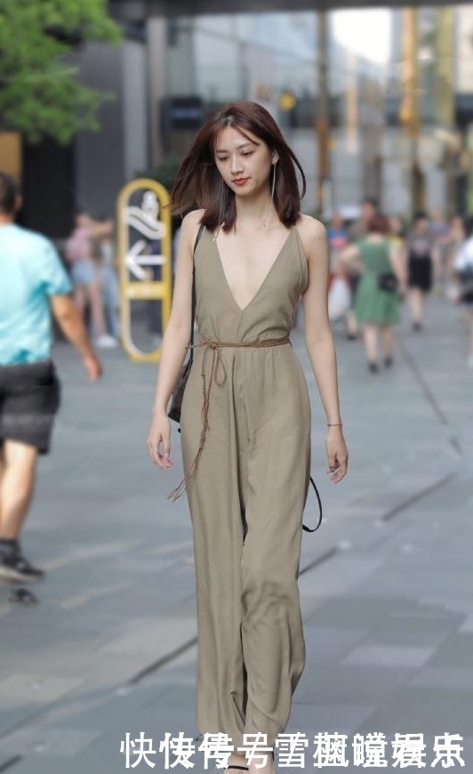 吊带连体裤搭配高跟凉鞋，时尚又性感的风格，搭配出女神般的气息