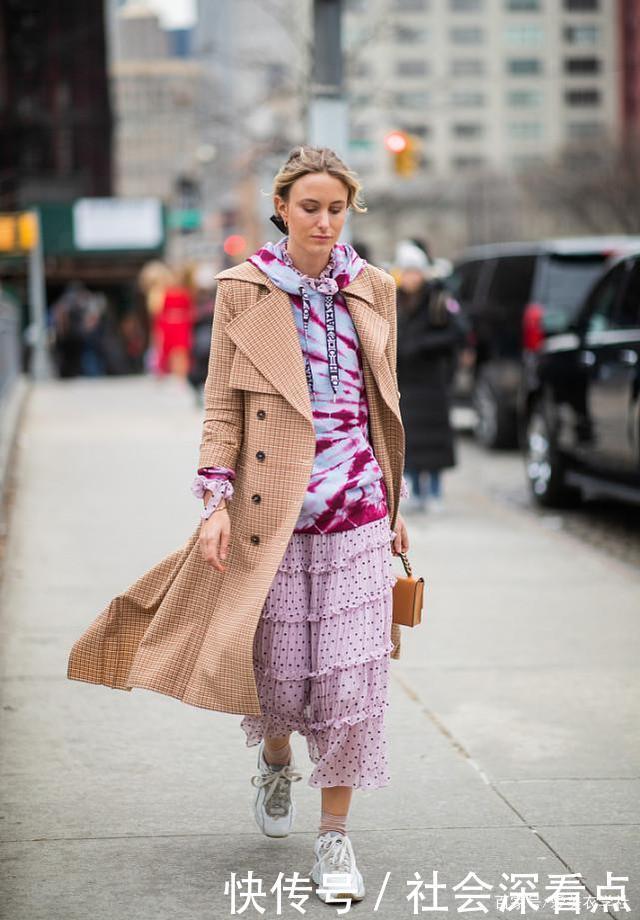  卫衣搭配|今冬火了一种穿法，就是“卫衣+X”，冬天的青春时尚感都靠它了