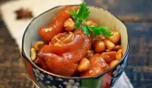 炖猪蹄时,最忌直接焯水,教你正确做法,猪蹄软糯好吃,没腥臭味