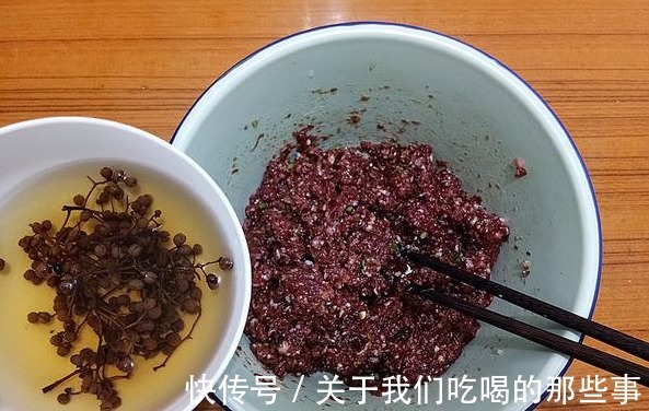 炸肉丸子要掌握“加2样2技巧”，外酥里嫩，咸香可口，放凉也不硬