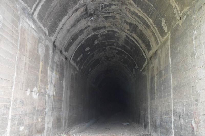 恐怖|世界上有三条恐怖的隧道，都能直接拍恐怖片了，最后一个就在中国