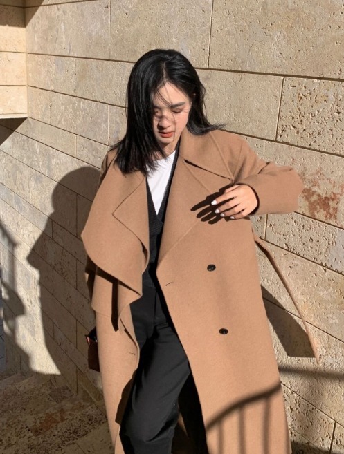 牛角扣|棕色大衣穿腻了?建议尝试叠穿法则,让你美得不一样,高级又洋气