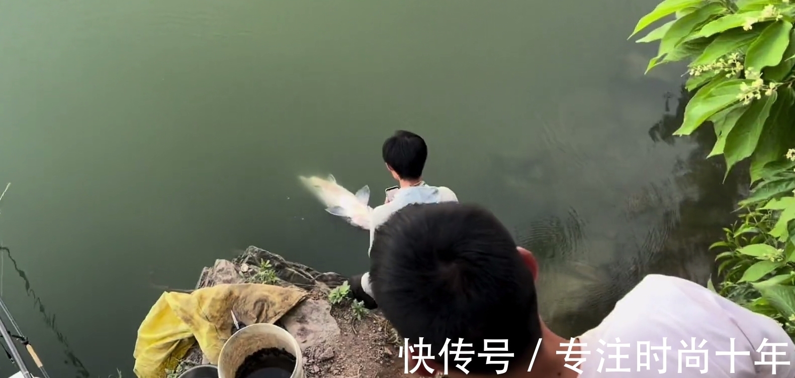 可惜!小伙东江钓了条大青鱼,有人3000预定,结果人没到鱼就死了