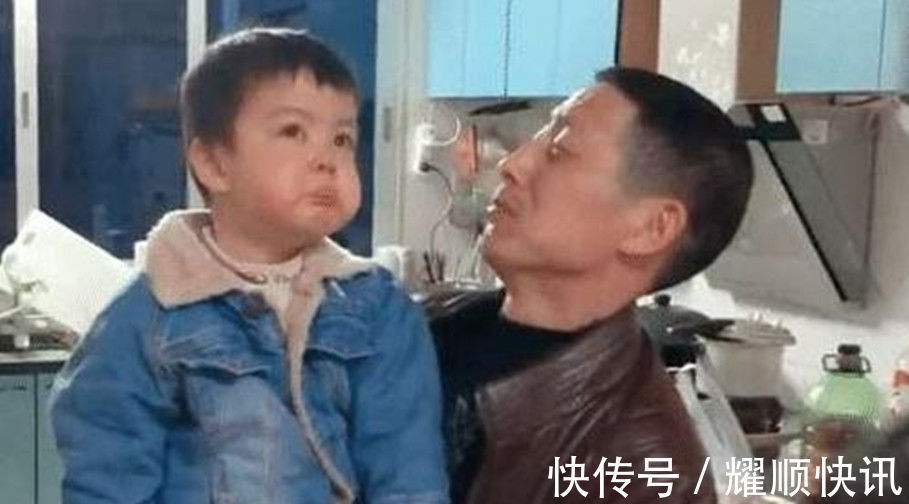 二胎政策|宝宝“吃醋”表情萌翻网友,看到妈妈只抱了姐姐,弟弟心里很委屈