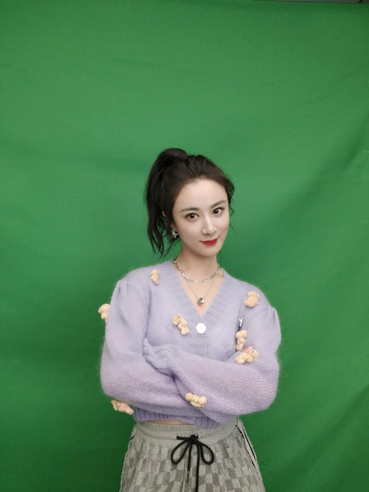 薇娅果然很会穿，黄色T恤搭配高腰裤青春活力，时尚气息扑面而来