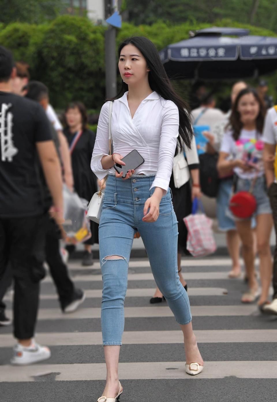 街拍美女：无数女孩证明，牛仔裤确实适合长腿！