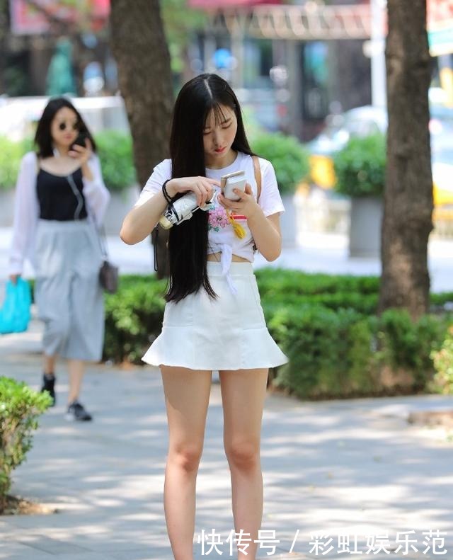 选择|短裙也一样配T恤,选择减龄个性款式,让造型轻松突显