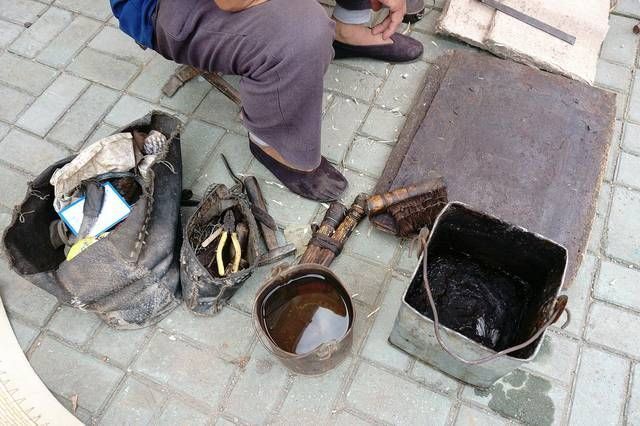 大集上老人卖多年不见的稀罕物,以前你家也有,75元一个值吗?