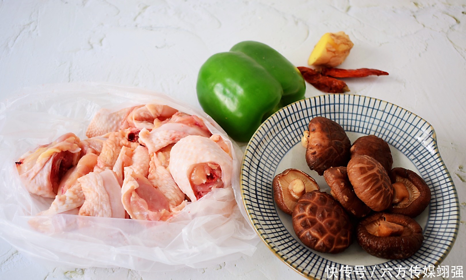 黄焖鸡家常做法,肉质滑嫩,味道鲜香比饭店还好吃,太香了