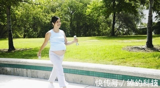 孕期|孕期,孕妈散步时,尽量避开这2个时间,或许对宝宝好!