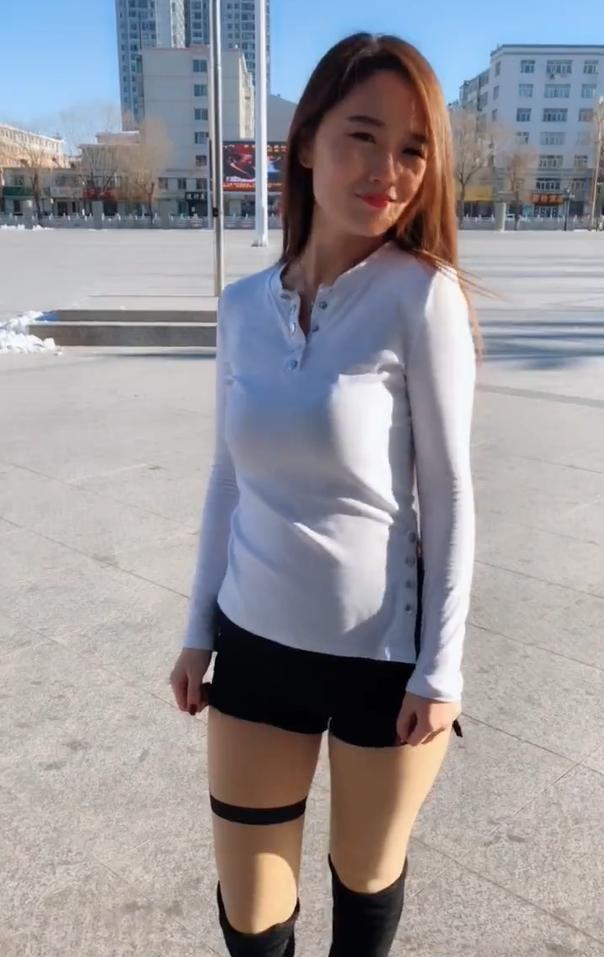 小姐姐 下雪后美女打底衫出街,冻手冻脚,漂亮的“冻女人”