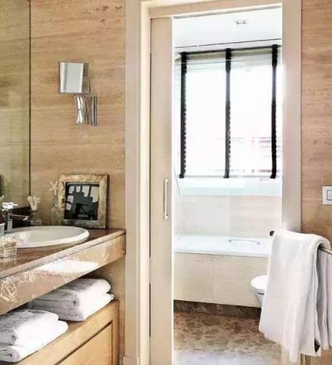 装修师傅|为何不给卫生间装平开门,而改用它替代?装修师傅:美观又实用!