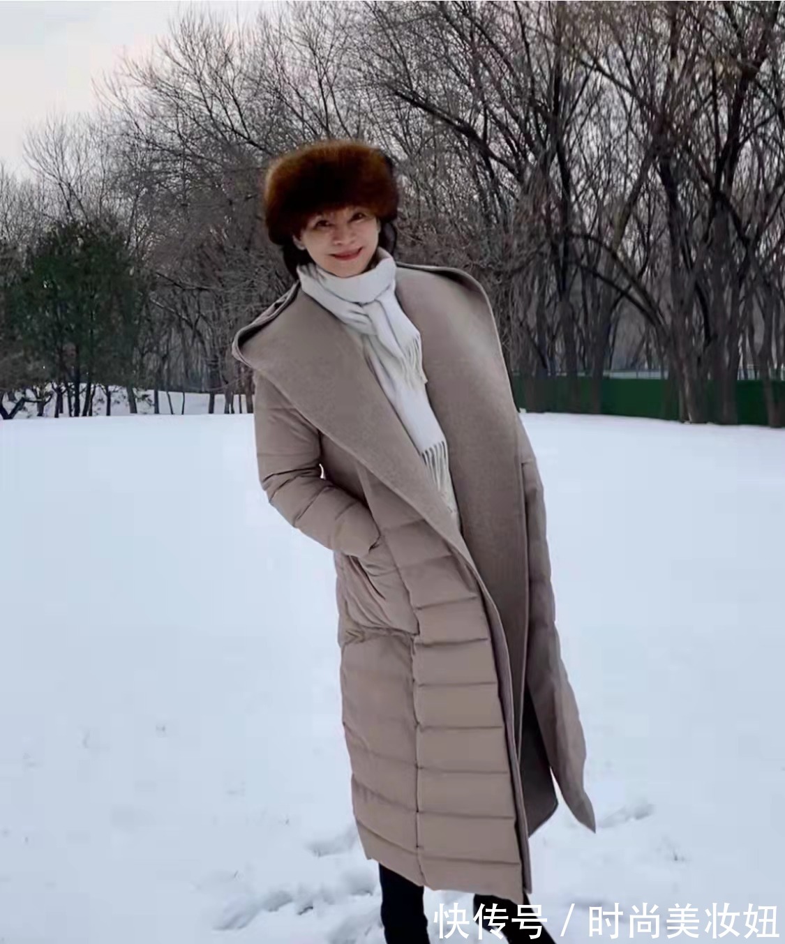 浅色系 50岁穿羽绒服也可以很洋气,看这位素人姐姐,保暖又减龄
