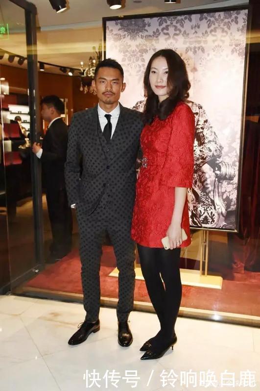 谢杏芳和林丹罕见亮相 红色印花突出高挑身材 气势不输林丹