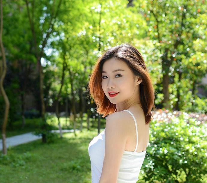 小姐姐爱穿连衣裙,尽显玲珑完美身段,散发女神的优雅魅力!