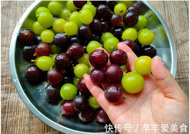 洗葡萄时,有人放面,有人放盐,都不对,教你正确洗法,皮都能吃