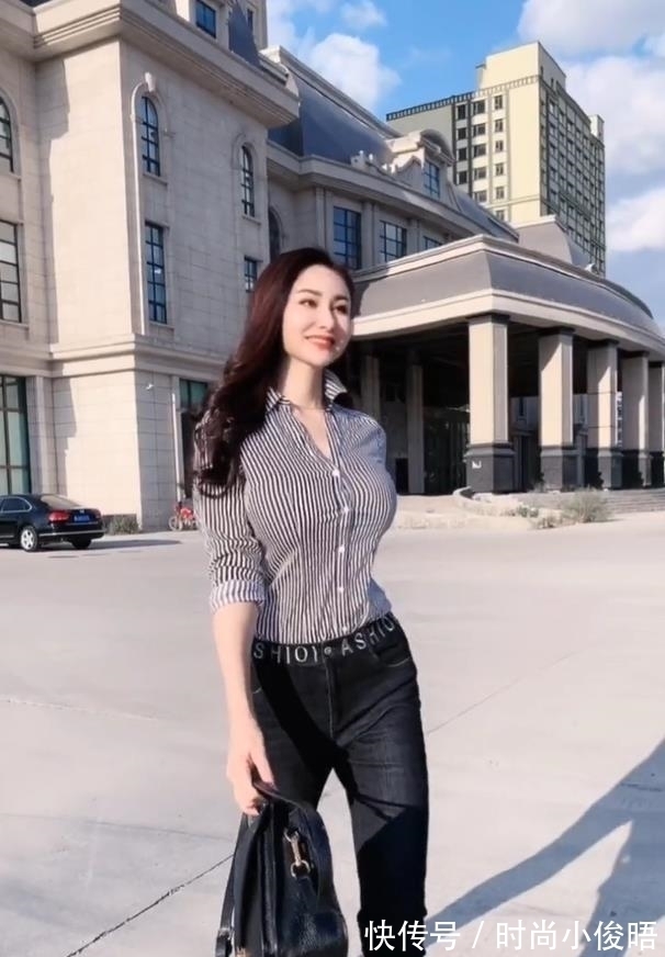 女孩 条纹衬衫配上牛仔裤,值得高挑女孩试上一试