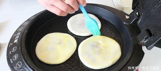 打烙饼时,有人用温水煮有人用开水,厨师的这种做法才柔软