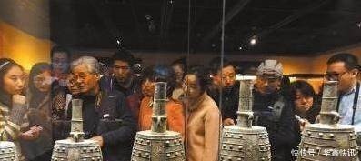 皇宫中发现一枚古铜钱,上面刻着4个字,皇帝一看又怕又恨