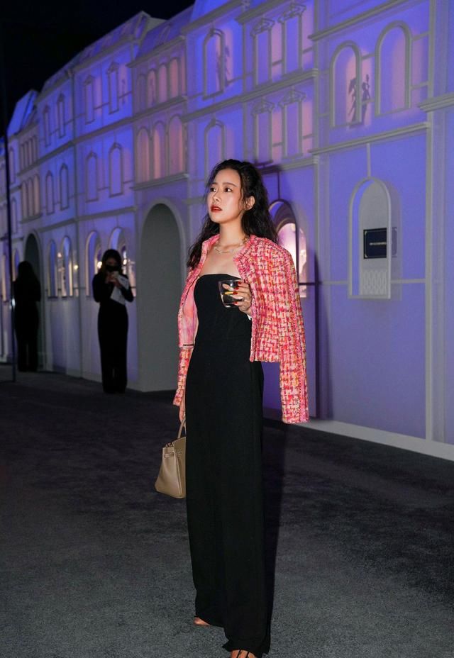 真正洋气的女人从不乱穿，这些小香风外套的神仙搭法，高贵精致